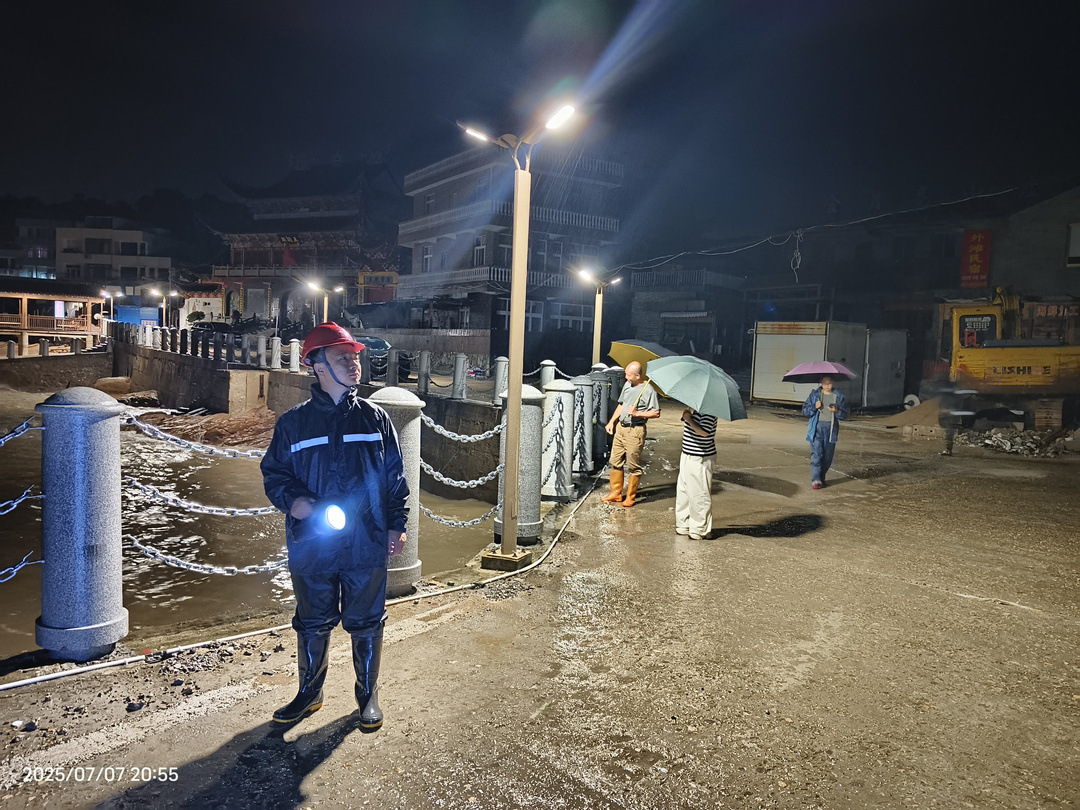 黄伟带领村干部防台巡查.jpg