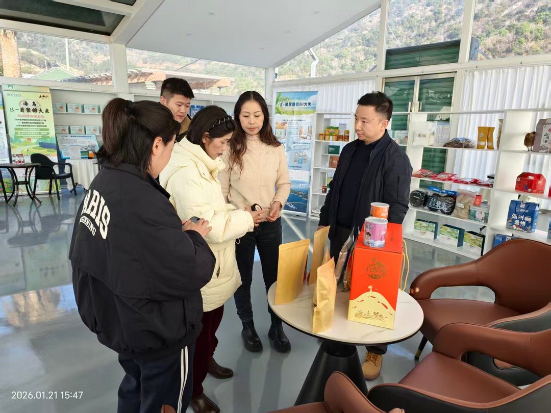 黄伟向采购方介绍大门农特产品.jpg