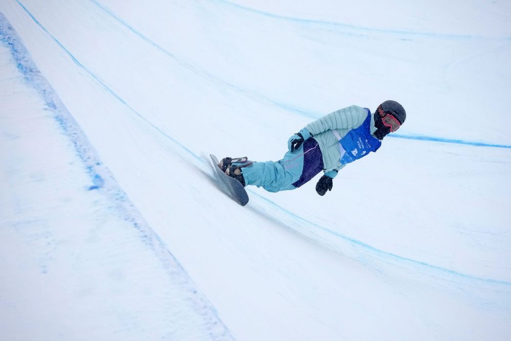 2025年12月12日,中国选手蔡雪桐在比赛中。当日,单板滑雪U型场地技巧世界杯女子组决赛在河北省张家口市崇礼区举行。新华社记者 王鹏 摄