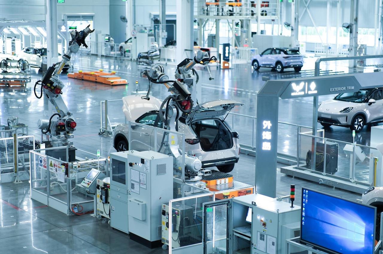 外饰岛正在工作。上汽通用五菱 供图.jpg