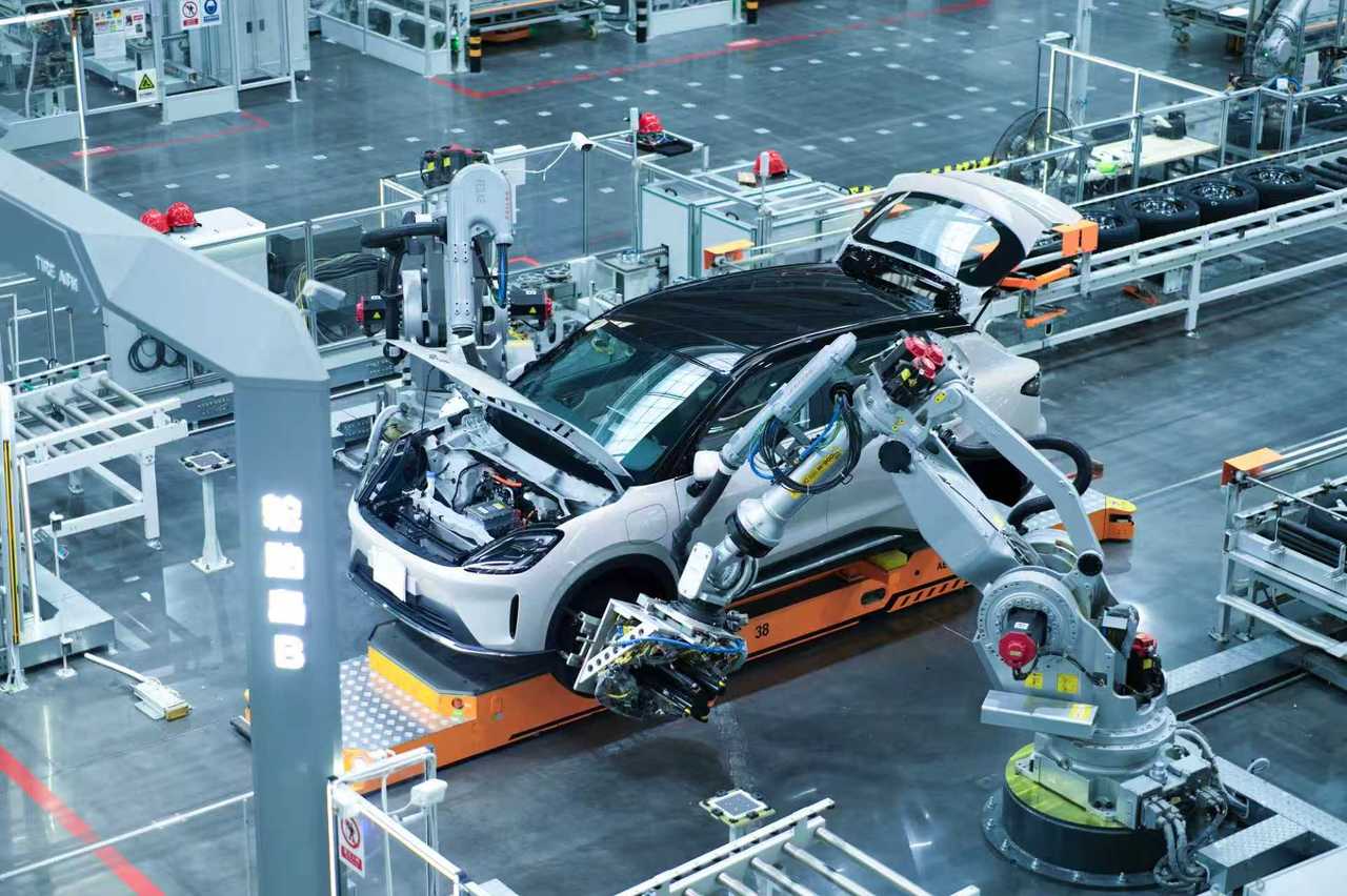 轮胎岛正在为汽车安装轮胎。上汽通用五菱 供图.jpg