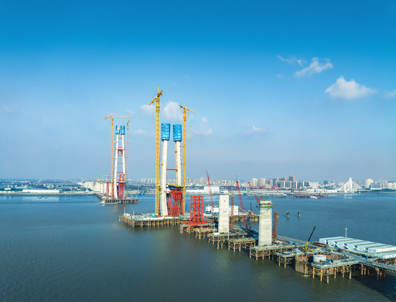 微信图片_2026-03-02_084813_664建设中的通甬高铁杭州湾跨海铁路大桥。 张顺 摄.jpg