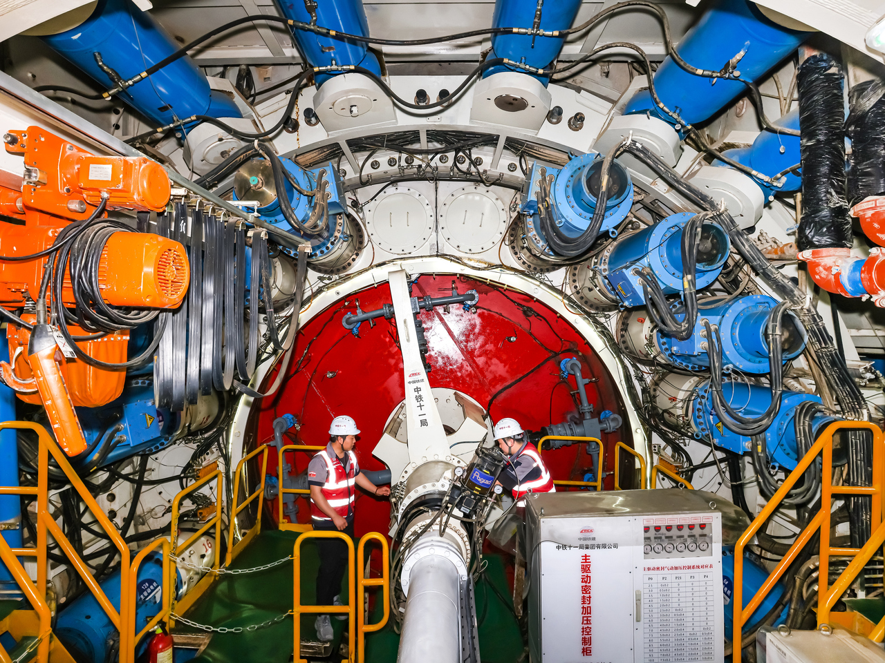 中铁十一局工作人员在调试甬舟铁路金塘海底隧道“定海号”盾构机主驱动。 张玺 摄.jpg