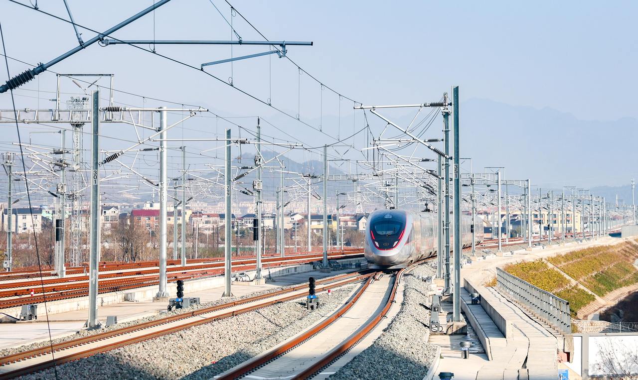 微信图片_2026-03-02_084833_368一列复兴号动车组列车行驶在杭衢高铁线路上。 卓文 摄.jpg