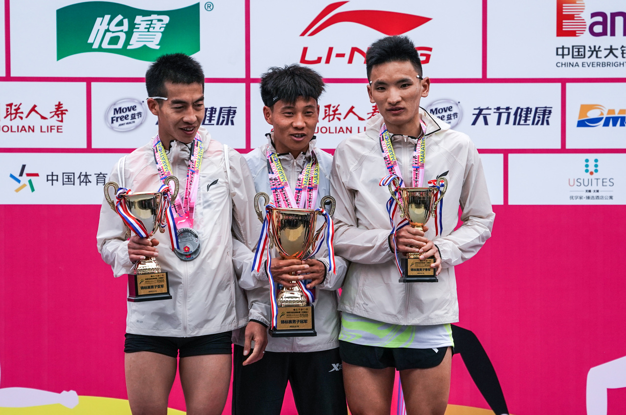 2023无锡马拉松颁奖台上的正是杨绍辉、何杰、丰配友三人。新华社记者杨磊摄