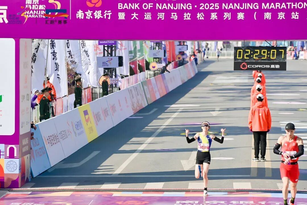 2025南京马拉松上从郑小倩一战成名。图源新华社