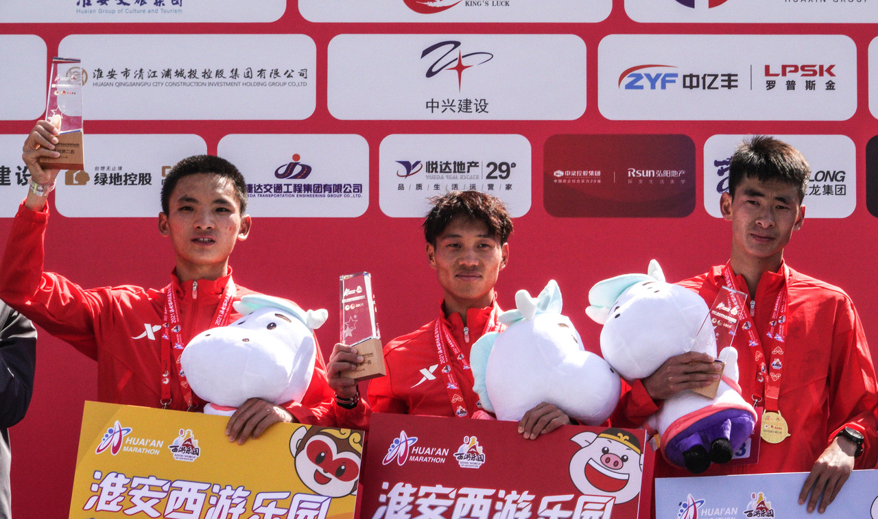 2021年的淮安马拉松,一脸稚气的丰配友(左一)首马就拿下亚军。新华社记者 杨磊 摄