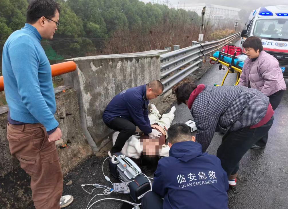 生死20分钟!交警跪地急救,从死神手里抢回一条命