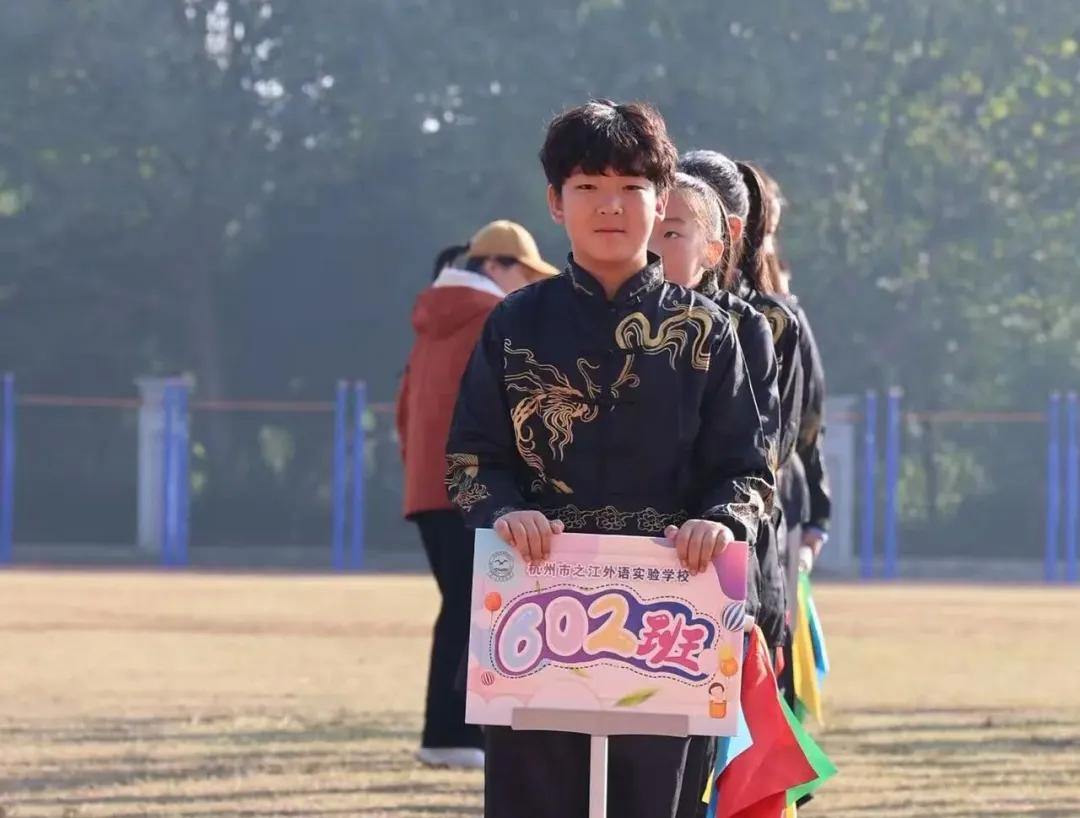 2029767635259805696.webp 图片