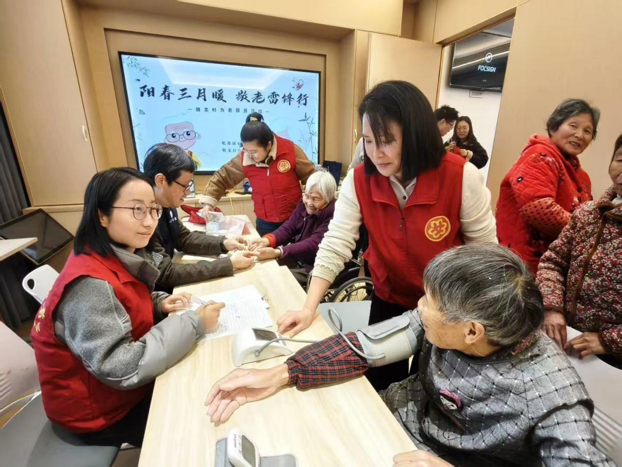 义剪义诊拉家常 建德乾潭青年的学雷锋纪念日这样过