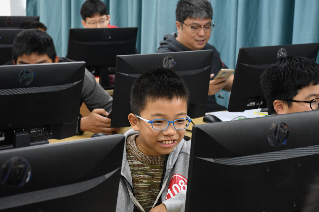 AI公益讲座、AI玩乐会、AIGC(人工智能生成内容)实操等活动现场.jpg