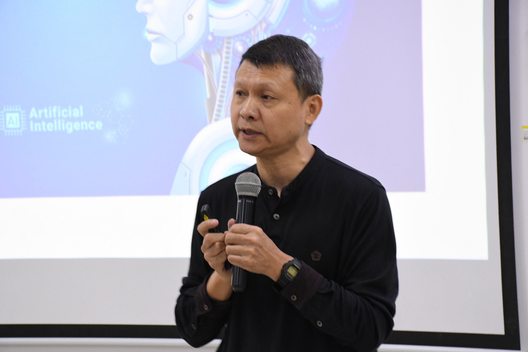 AI公益讲座上,张文宇教授开讲.jpg