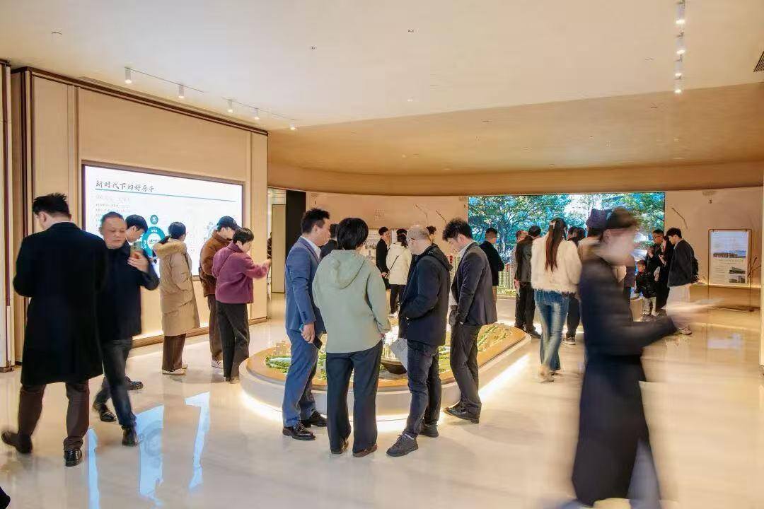 2031963450946400256_1280px (1).jpg