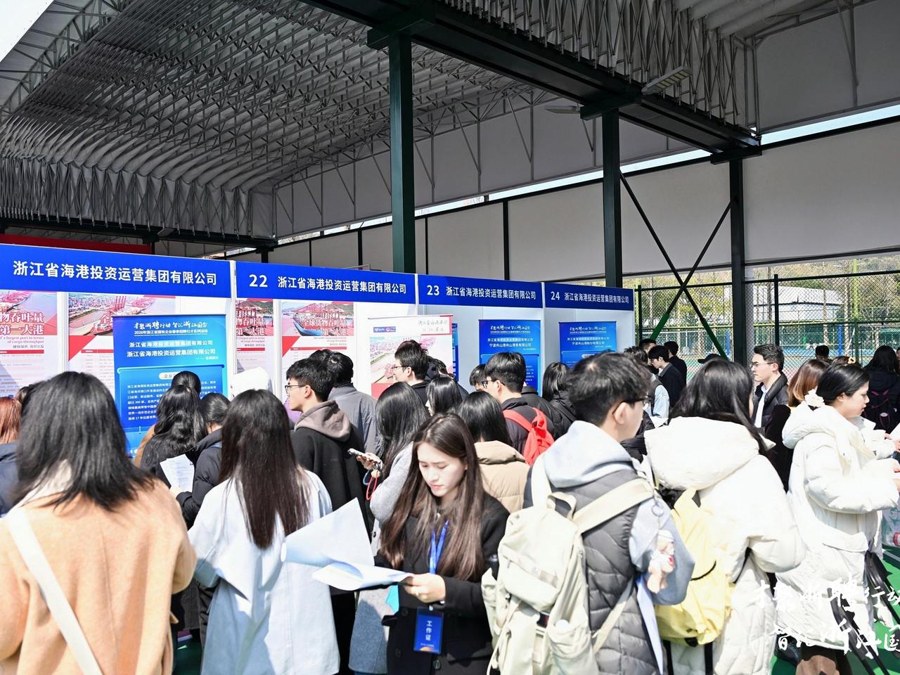 6000人涌入 这场国企招聘会，“人工智能+”专区排长队