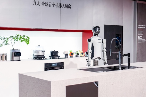Ningbo-made robotic kitchen debuts as world's first