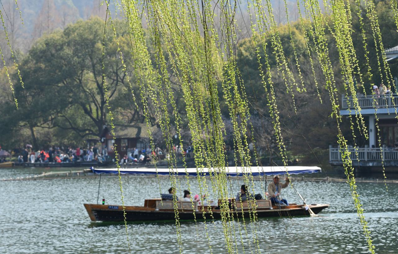 西湖春色 里尔 摄