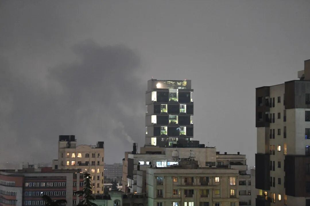 当地时间3月13日晚,伊朗首都德黑兰空袭后的浓烟 图源:新华社