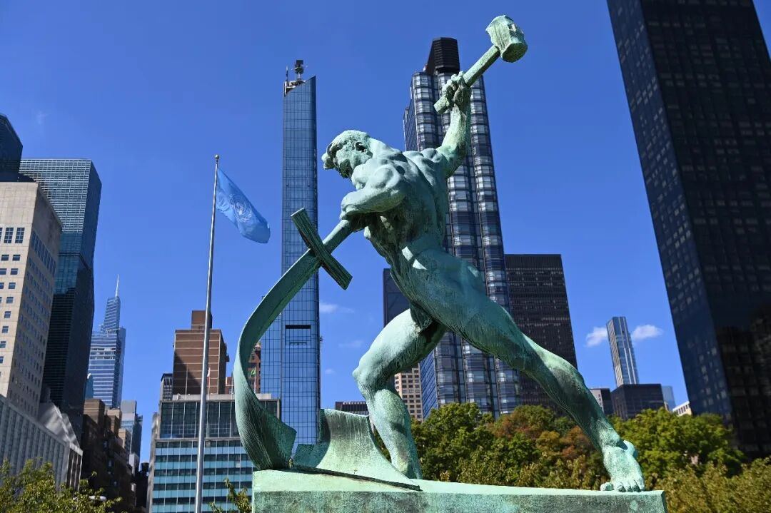 联合国总部“铸剑为犁”雕塑 图源:新华社