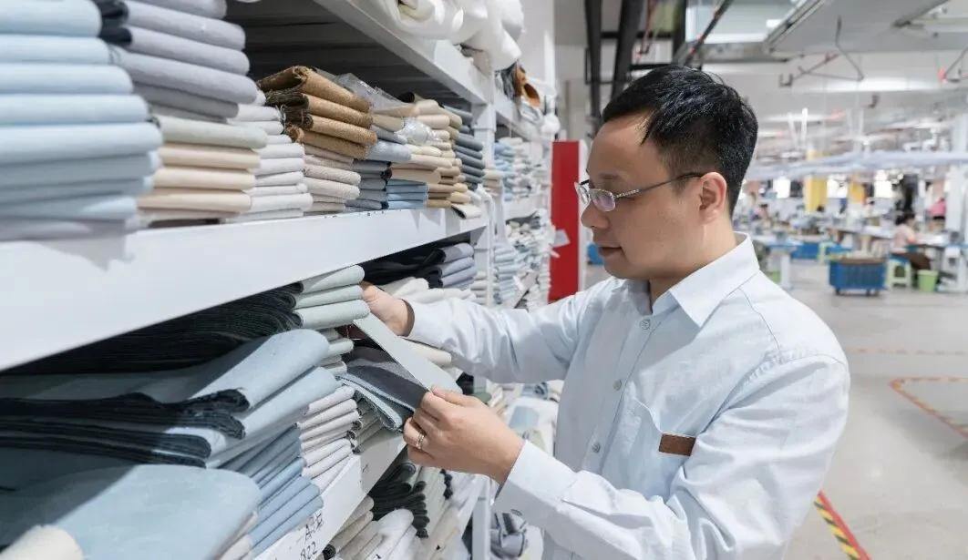 2033822276482158592.webp 图片