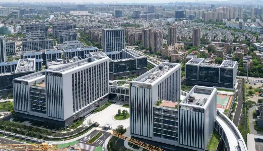 2034236345718591488.webp 图片