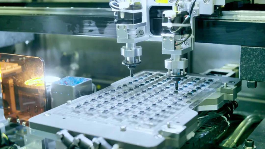 2034236101991780352.webp 图片