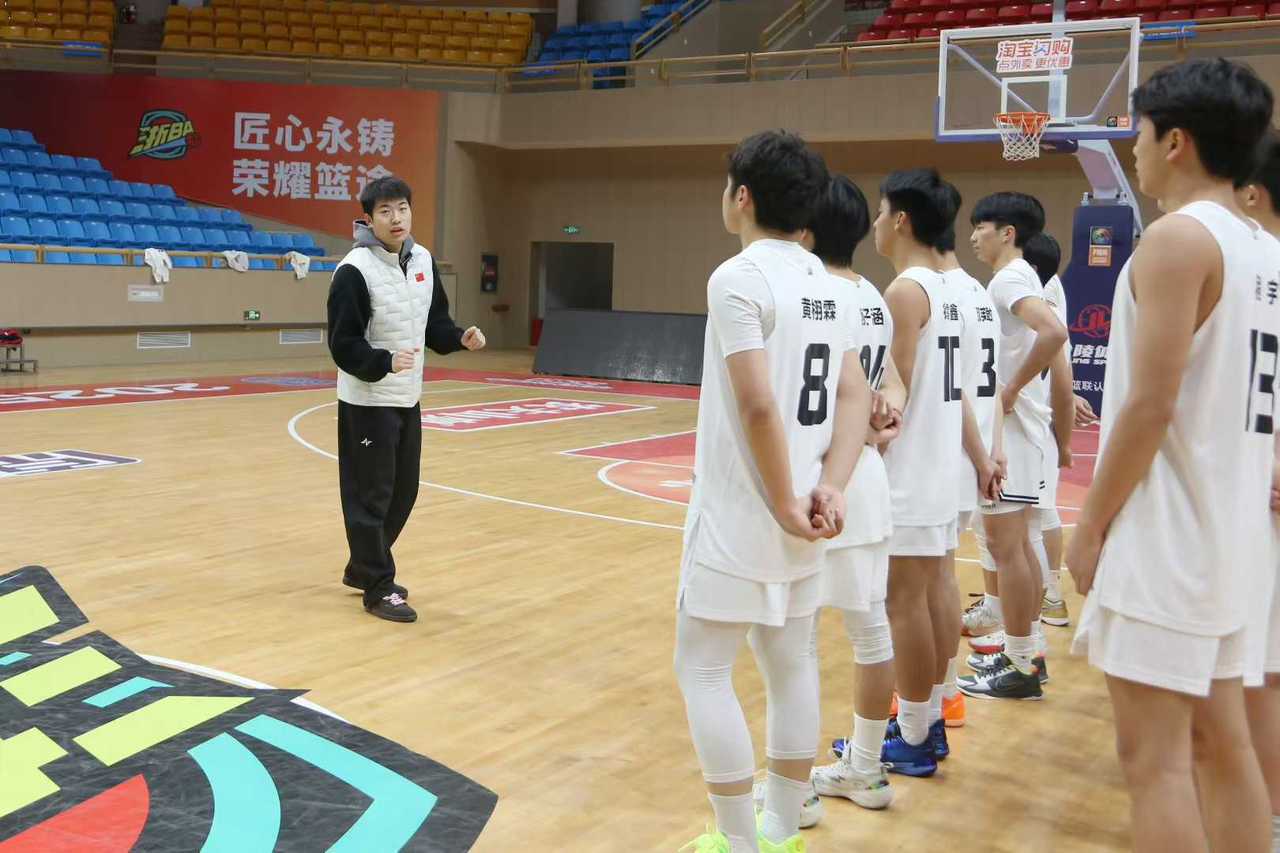 金倍司给孩子们上课