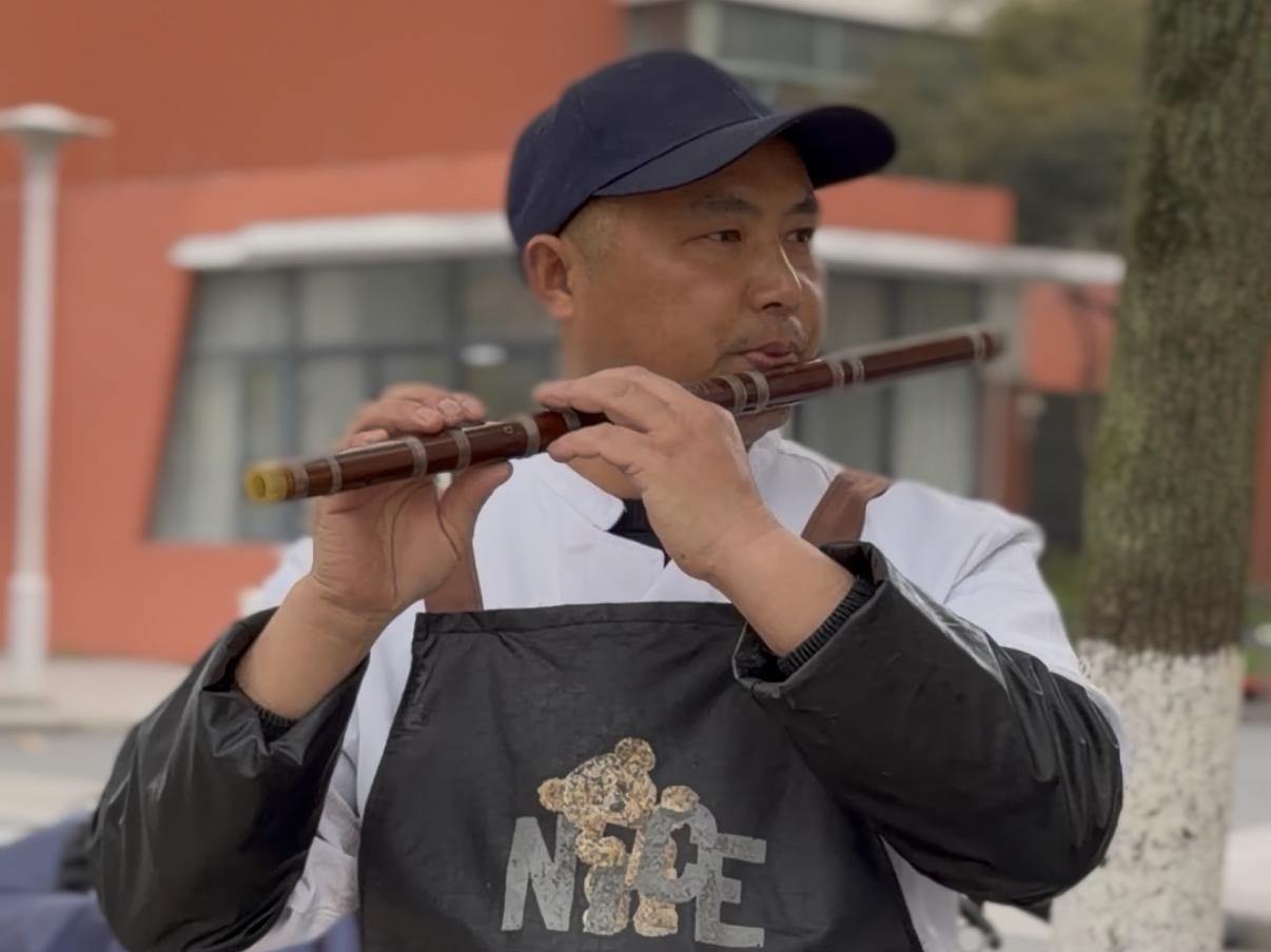 掌勺是生活，吹笛是热爱，“笛子大厨”治愈春日校园