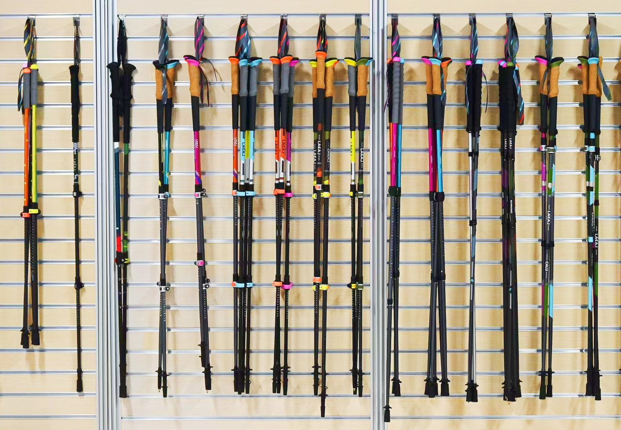 设计精良、功能各异的优质登山杖整齐排列.jpg