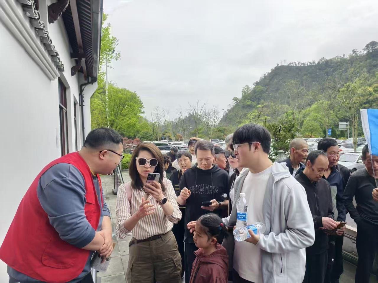 “志愿红”护航游客“安心路”