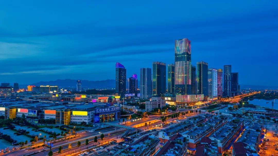 2044024891543384064.webp 图片