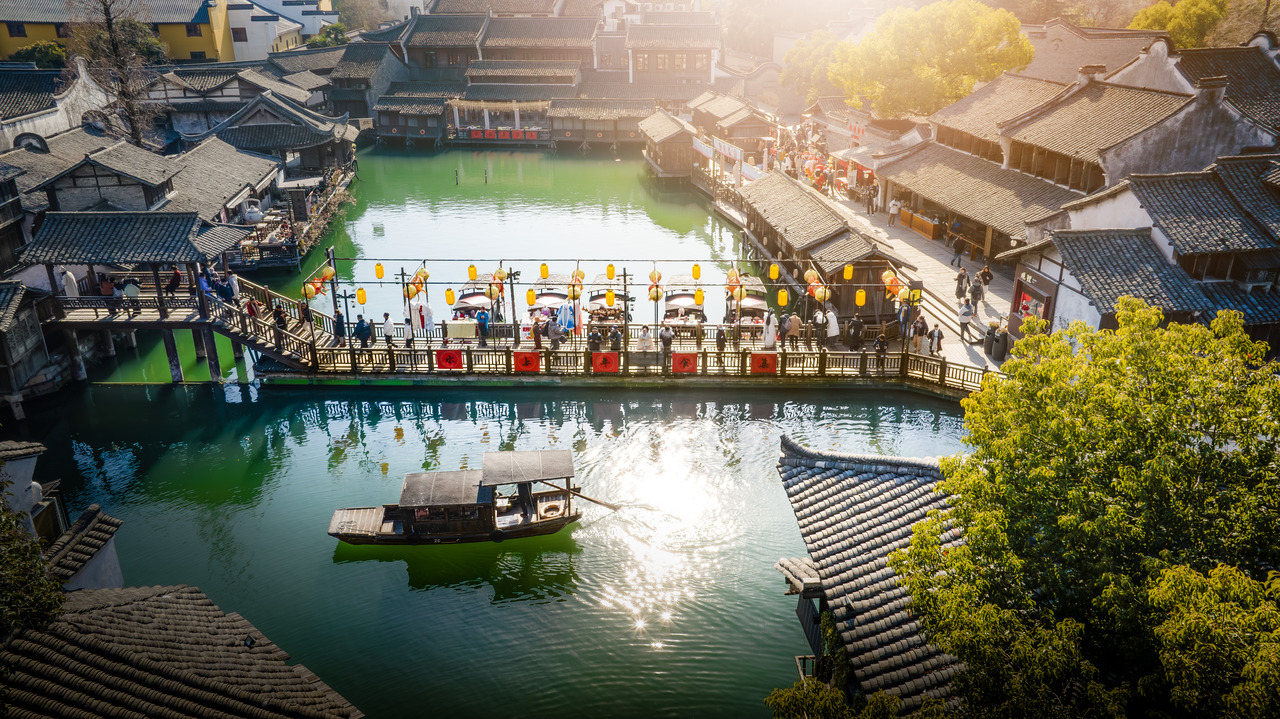 乌镇景区的水上年食集。邢然 摄.jpg