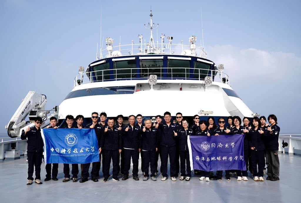 “同济”号在南海“追碳”