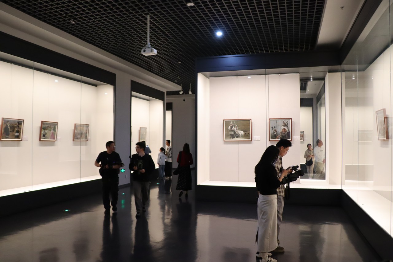 九州同脉·五十六个民族”赵溶油画作品黄献国收藏展在嘉善展出