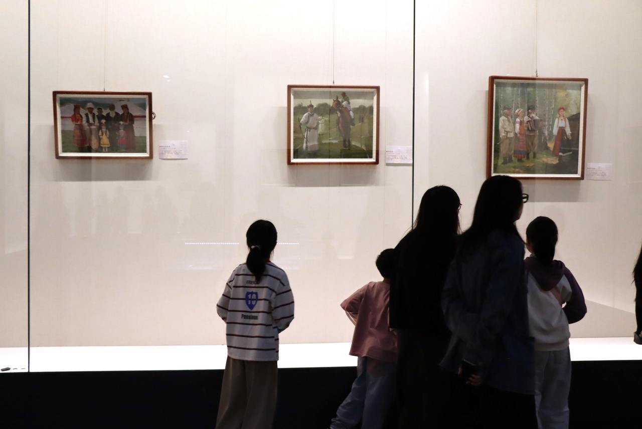 九州同脉·五十六个民族”赵溶油画作品黄献国收藏展在嘉善展出