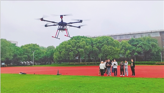 衢州学院低空经济与无人机应用微专业学生在户外操作无人机。.jpg
