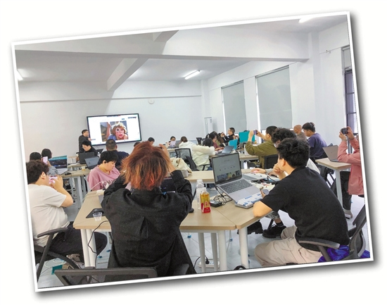 衢州全国大学生AI实训实践基地的技术人员在为大学生上课。 受访者供图.jpg