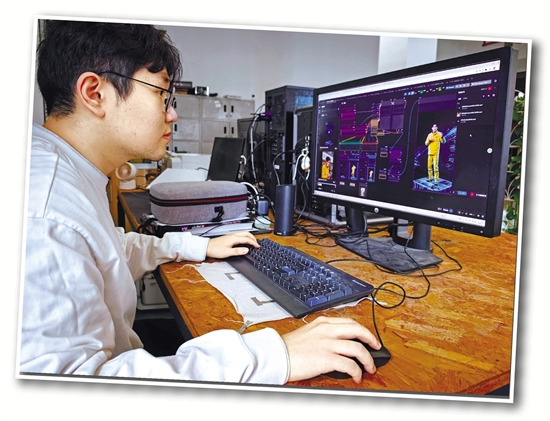 浙江理工大学研三学生马鸿彬在制作AIGC作品。 记者 纪驭亚 摄.jpg