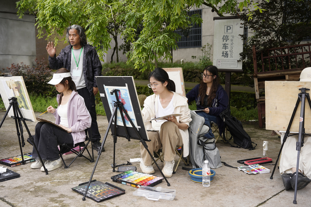 潘寿亮为浙江工业大学之江学院设计学院师生开展现场指导.jpg