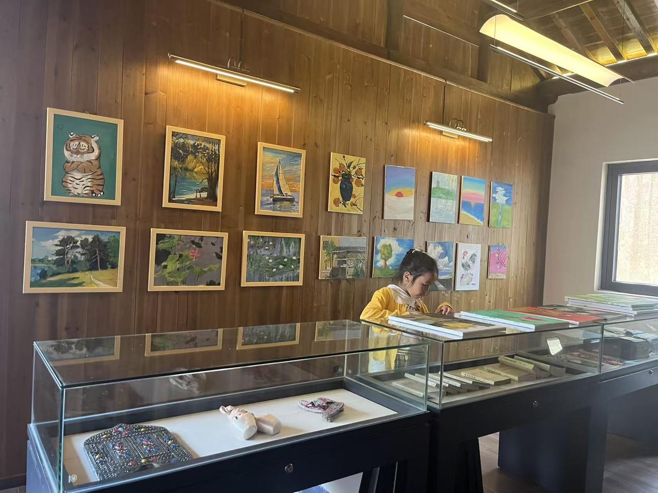 博士小筑展出的公益画室学员作品.jpg