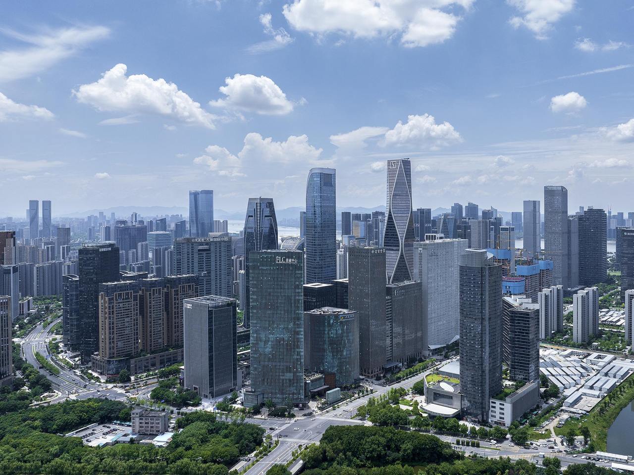 顶豪盘被抢光、刚需盘重新摇号,杭州楼市4月小阳春延续