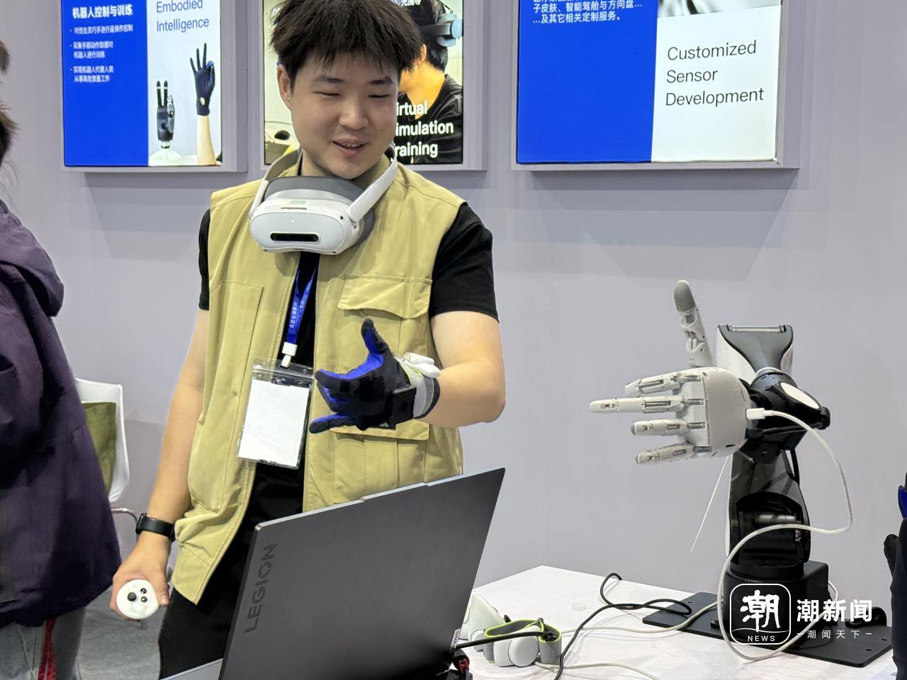 宇叠科技正在展示手套.jpg
