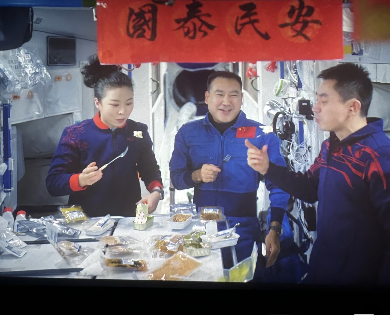 航天员在空间站就餐 纪录片窗外是蓝星截图画面.jpeg