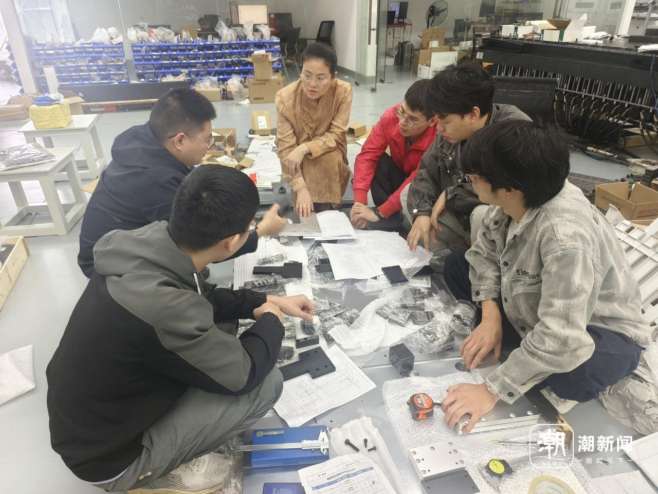 张蕊华与学生在丽水杰祥科技有限公司做研发。受访者供图。.jpg