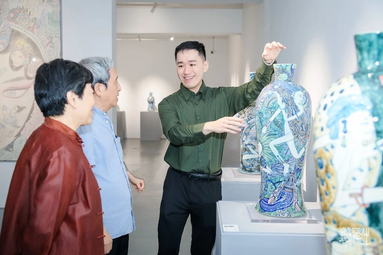 青花出新意瓷上绘万物｜司马周陶瓷绘画作品在杭展出