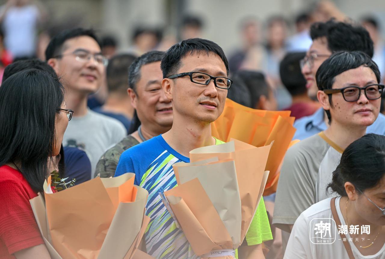 杭州中考收官 考场外父爱满屏