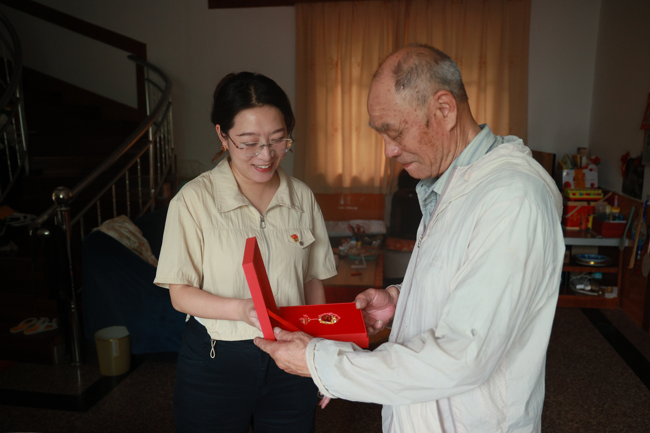 舟山市嵊泗县嵊山镇于6月30日开展走访慰问,为老党员上门颁发纪念章.JPG