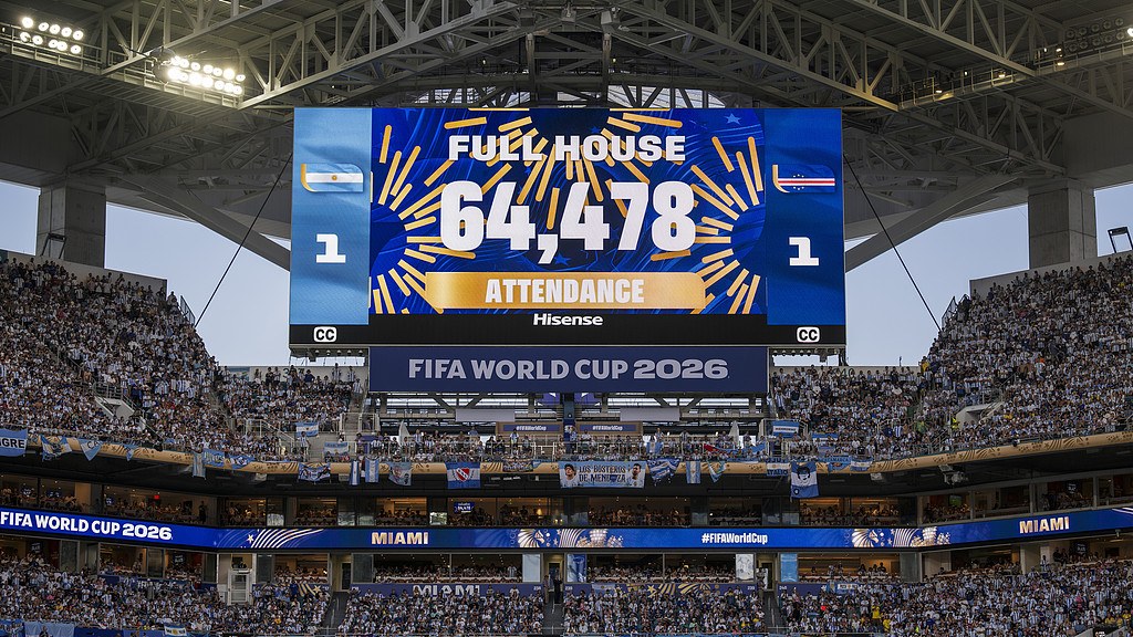 7月3日,美国佛罗里达州迈阿密花园,2026国际足联世界杯32强赛,阿根廷国家男子足球队(Argentina National Soccer Team)Vs佛得角国家男子足球队(Cape Verde National Soccer Team)。阿根廷队通过加时赛以3比2战胜佛得角队。硬石体育场内的大屏幕显示“Full house 64,478 attendance”(全场满座 64478人观赛)。.jpg