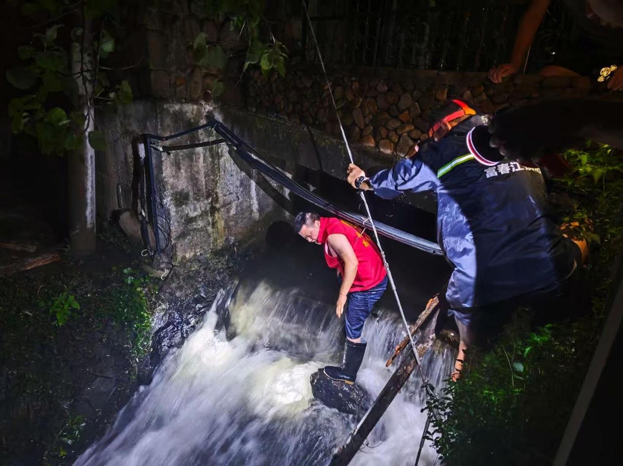 台风夜村干部徒手清障救人