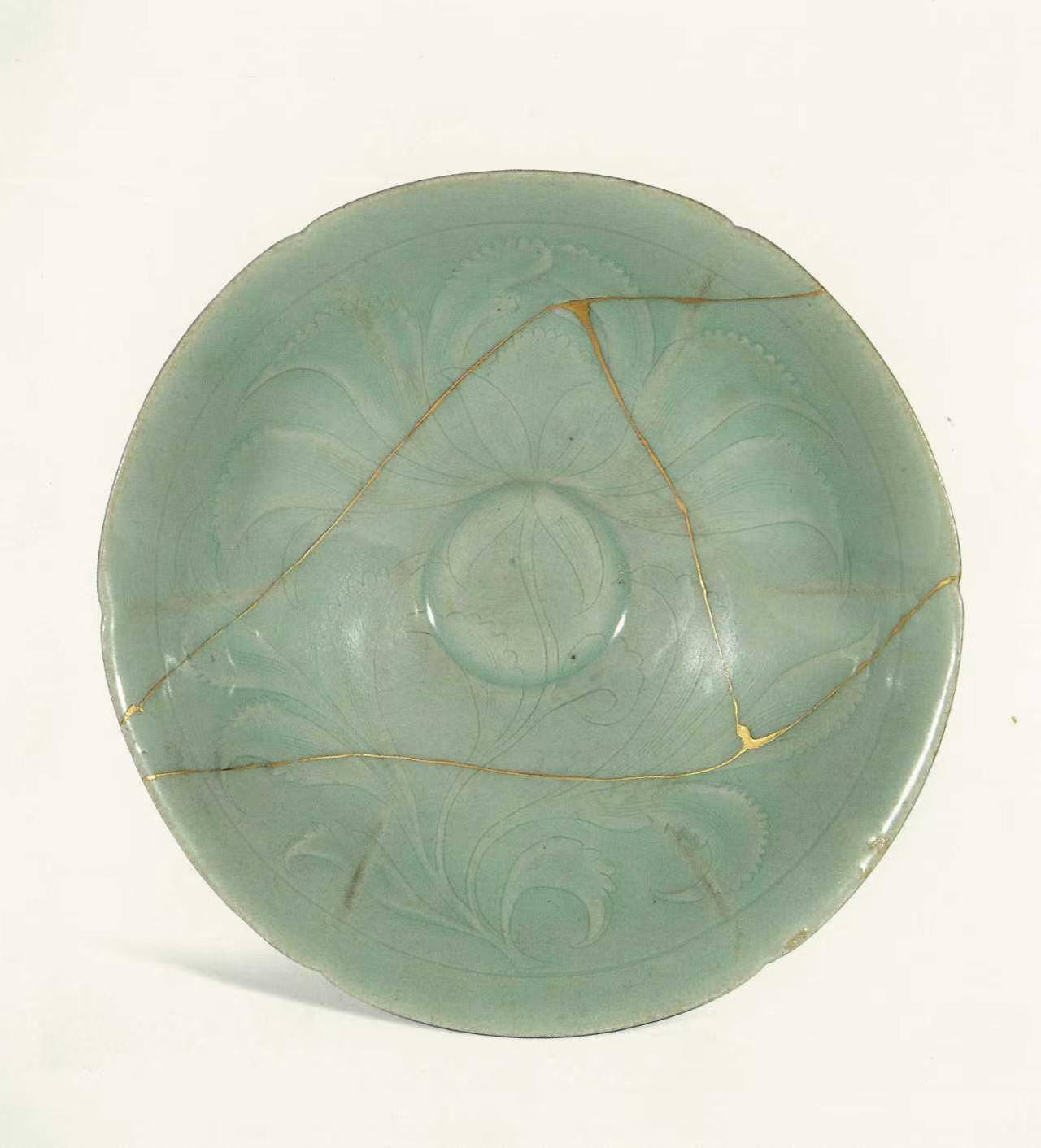 《青瓷阳刻牡丹纹碗》高丽青瓷12世纪(原残件修复).jpg