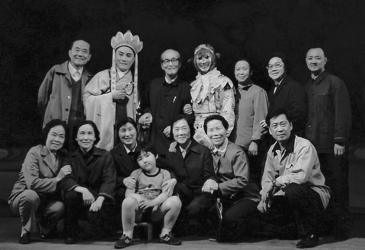 17. 1981年,关良与浙江绍剧团六龄童等剧组人员合影 ,后排左起:杨华生、十二龄童、关良、六龄童、尹桂芳、徐玉兰 ,前排左起:范瑞娟、袁雪芬、傅全香等.jpg